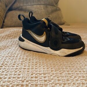Nike Team Hustle D11 Basketball Shoe sz 3.5